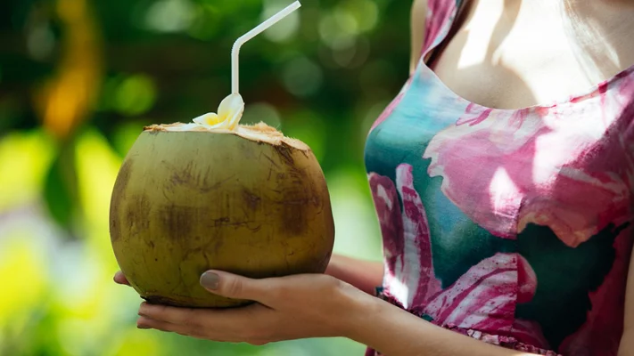 Những người không nên uống nước dừa thường xuyên là ai?